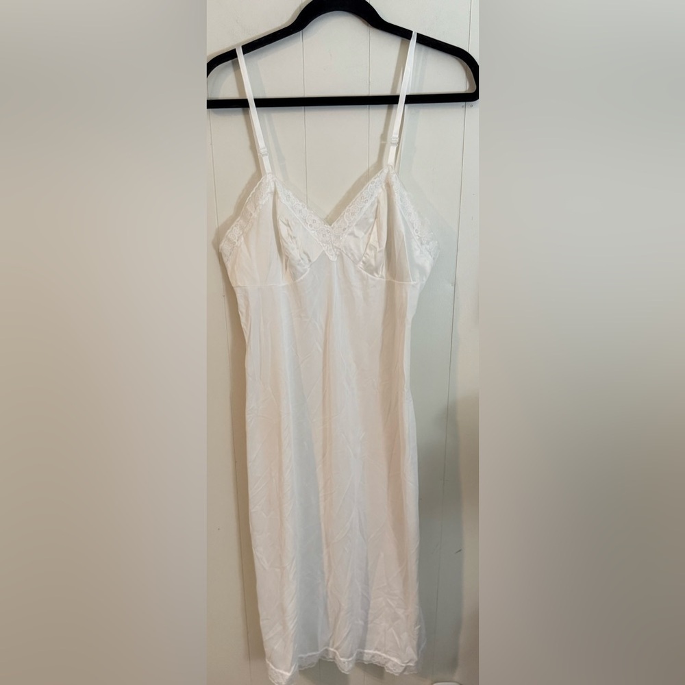 Vintage Vanity Fair White Nylon Lingerie Chemise Dress Slip Size 28” 36/42